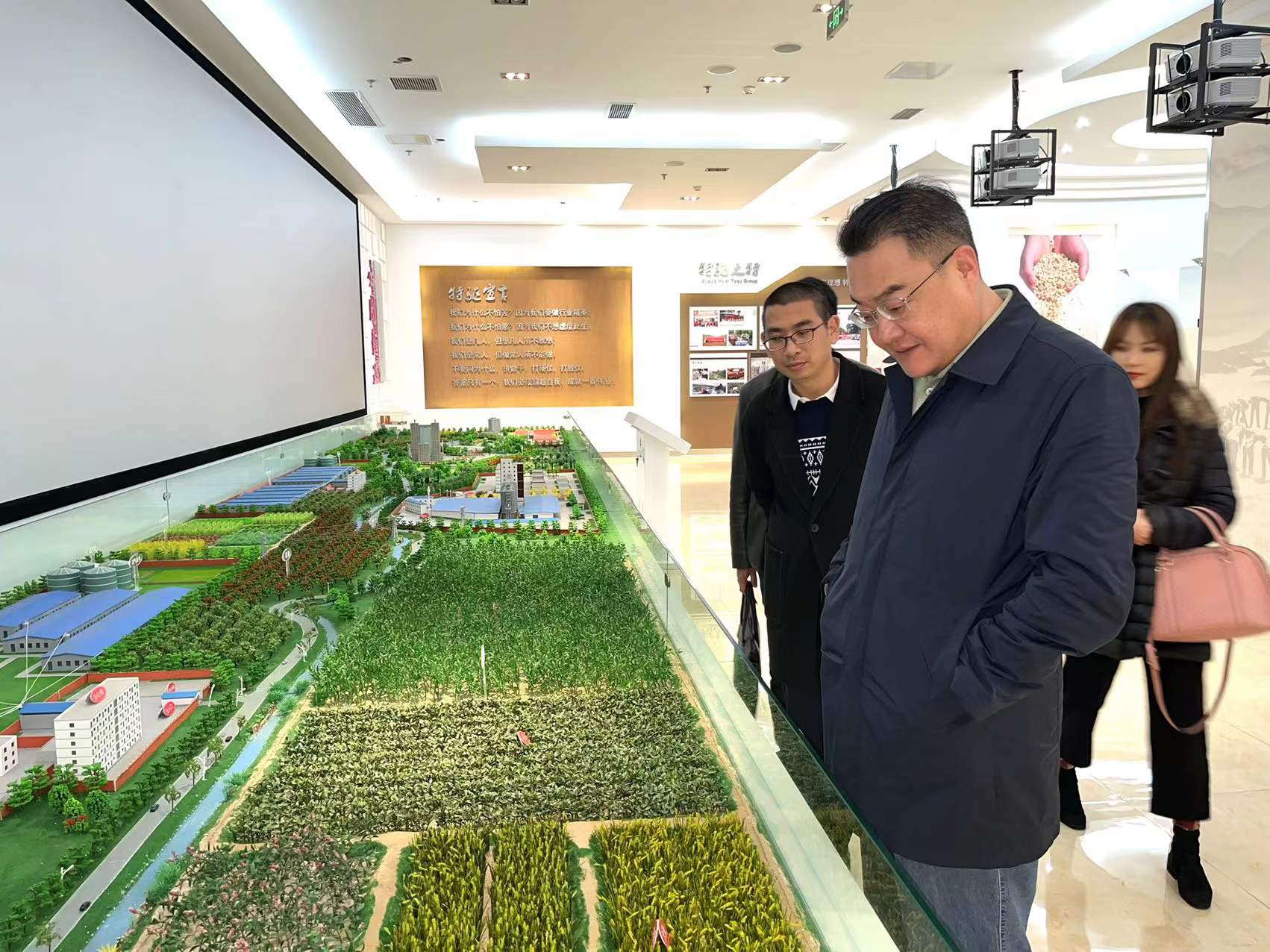 力爭一季度“開門紅”——鄧華赴通威集團、特驅(qū)集團考察交流